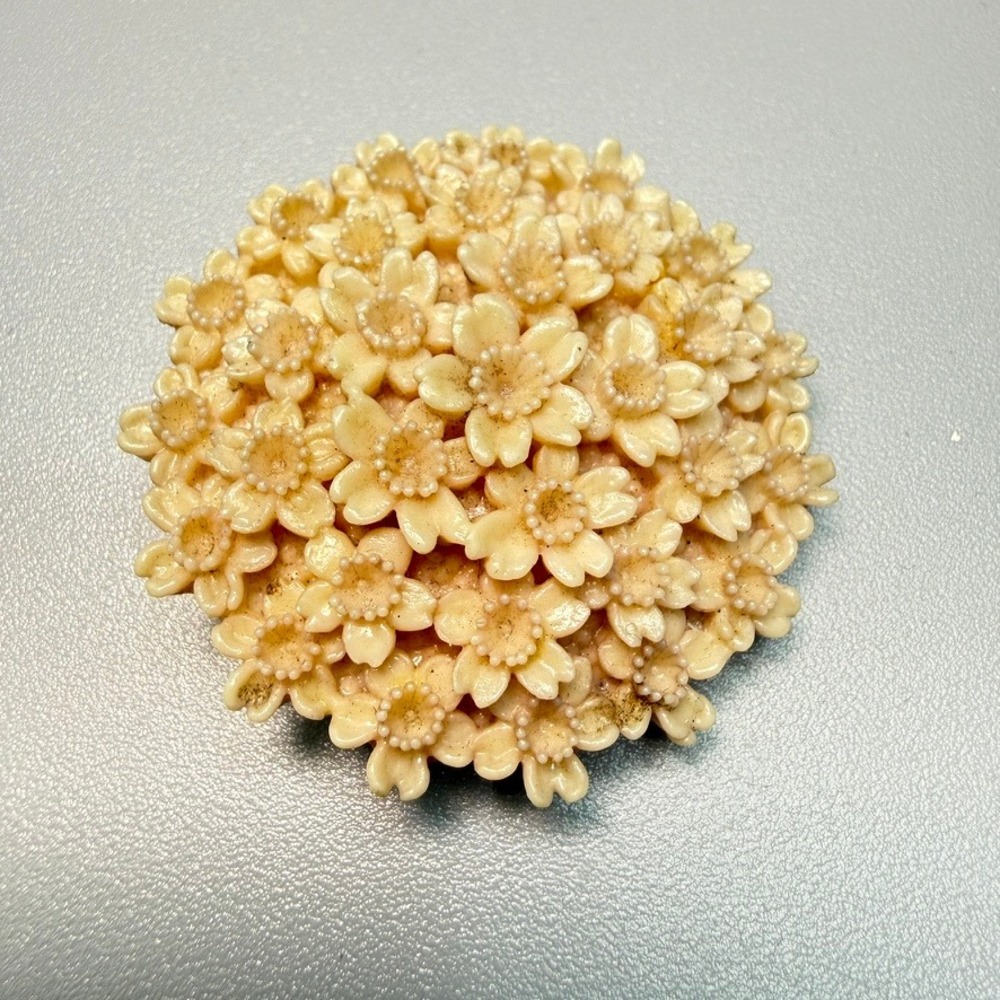 Vintage Womens Carved Celluloid Belt Buckle Daffodil Flower Cream Color Dainty‎